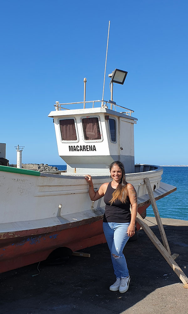 Jéssica Santana junto a su barco, el 'Macarena'