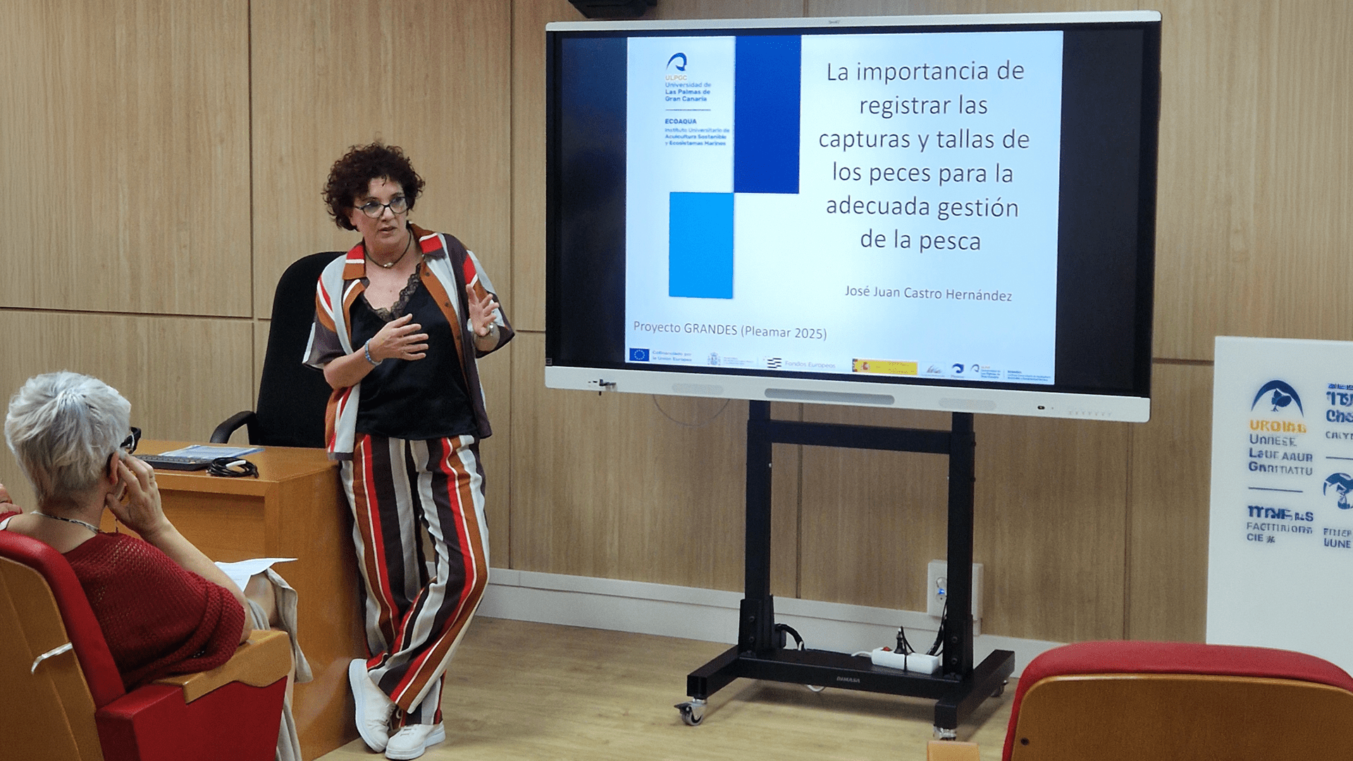 Montserrat Gimeno Ortiz expone el contenido de la Jornada sobre PescaREC.