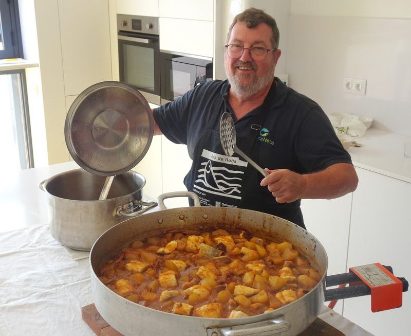 Tremenda comida tradicional elaborada por un pescador.